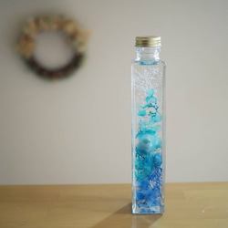 青いバラの水色ハーバリウム・グラデーションカラーのアジサイ、カスミソウと共に。 1枚目の画像