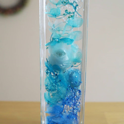 青いバラの水色ハーバリウム・グラデーションカラーのアジサイ、カスミソウと共に。 2枚目の画像