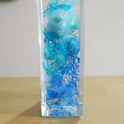 青いバラの水色ハーバリウム・グラデーションカラーのアジサイ、カスミソウと共に。 3枚目の画像