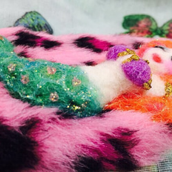 豹柄ピンクファーの人魚姫スマホケース 4枚目の画像