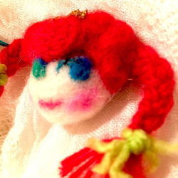 受注制作／赤毛三つ編み お茶目ガールブローチ 1枚目の画像