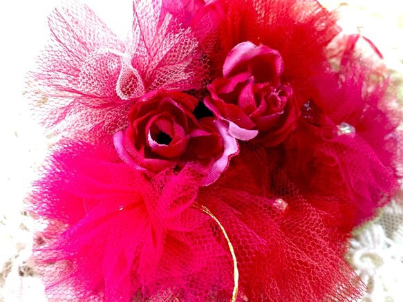 情熱の赤〜ピンクのグラデーション・チュールコサージュ 3枚目の画像