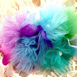 虹色コサージュ&銀の雨チュールのヘッドドレス 2枚目の画像