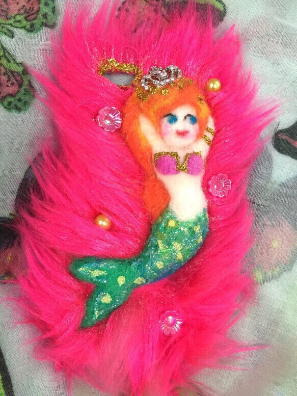 出店中／ピンクファーの人魚姫スマホカバー 1枚目の画像