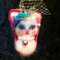 受注制作／孔雀色のお帽子のオシャレ白猫さんブローチ 1枚目の画像