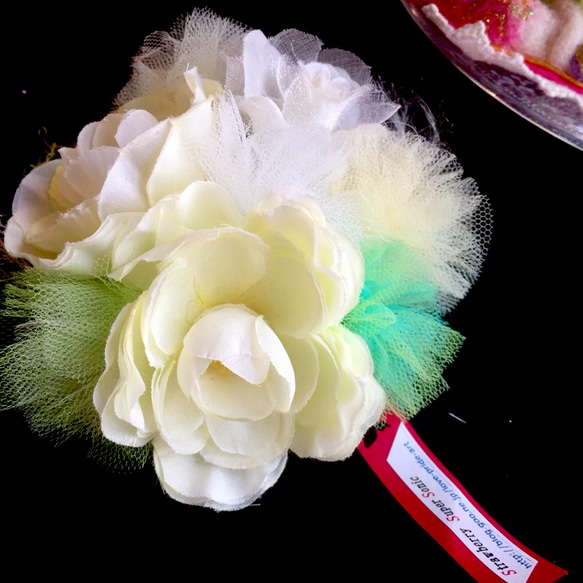 チュールとお花のふんわりコサージュ①アクア・バニラ 1枚目の画像