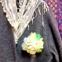 チュールとお花のふんわりコサージュ①アクア・バニラ 5枚目の画像