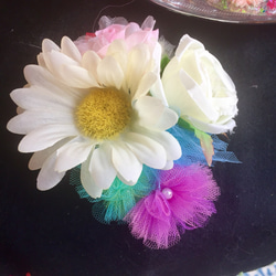 チュールとお花のふんわりコサージュ③マーガレットとバラのやわらか虹色MIX 5枚目の画像