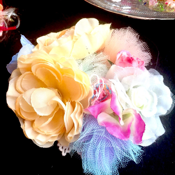 チュールとお花のふんわりコサージュ④バラとスイートピーのパステルカラー 2枚目の画像