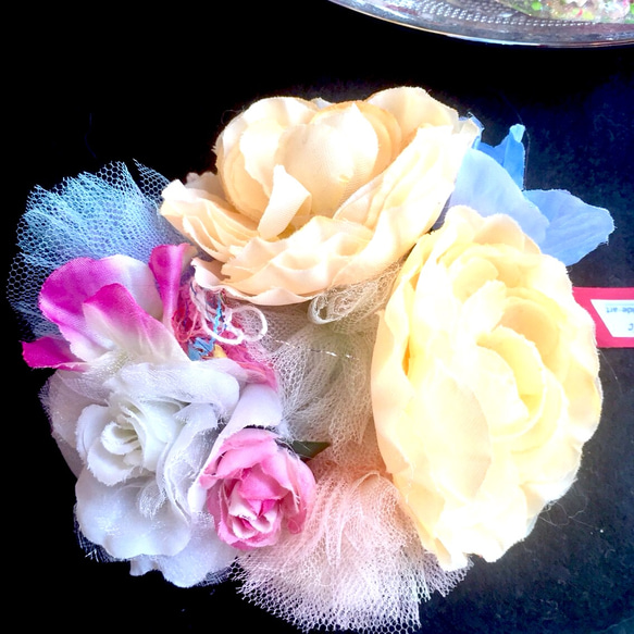 チュールとお花のふんわりコサージュ④バラとスイートピーのパステルカラー 3枚目の画像