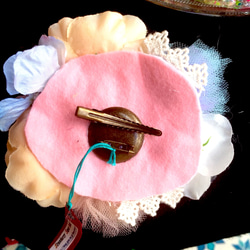 チュールとお花のふんわりコサージュ④バラとスイートピーのパステルカラー 4枚目の画像