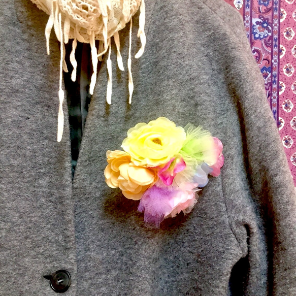 チュールとお花のふんわりコサージュ④バラとスイートピーのパステルカラー 5枚目の画像