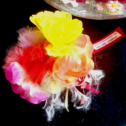 チュールとお花のふんわりコサージュ⑤ビタミンカラーの華やかさ 3枚目の画像