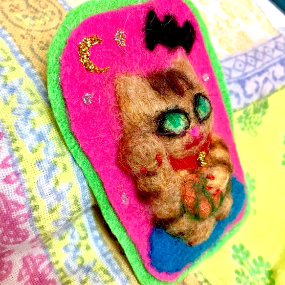 受注制作／ハロウィン招き猫ブローチ 茶トラ 4枚目の画像