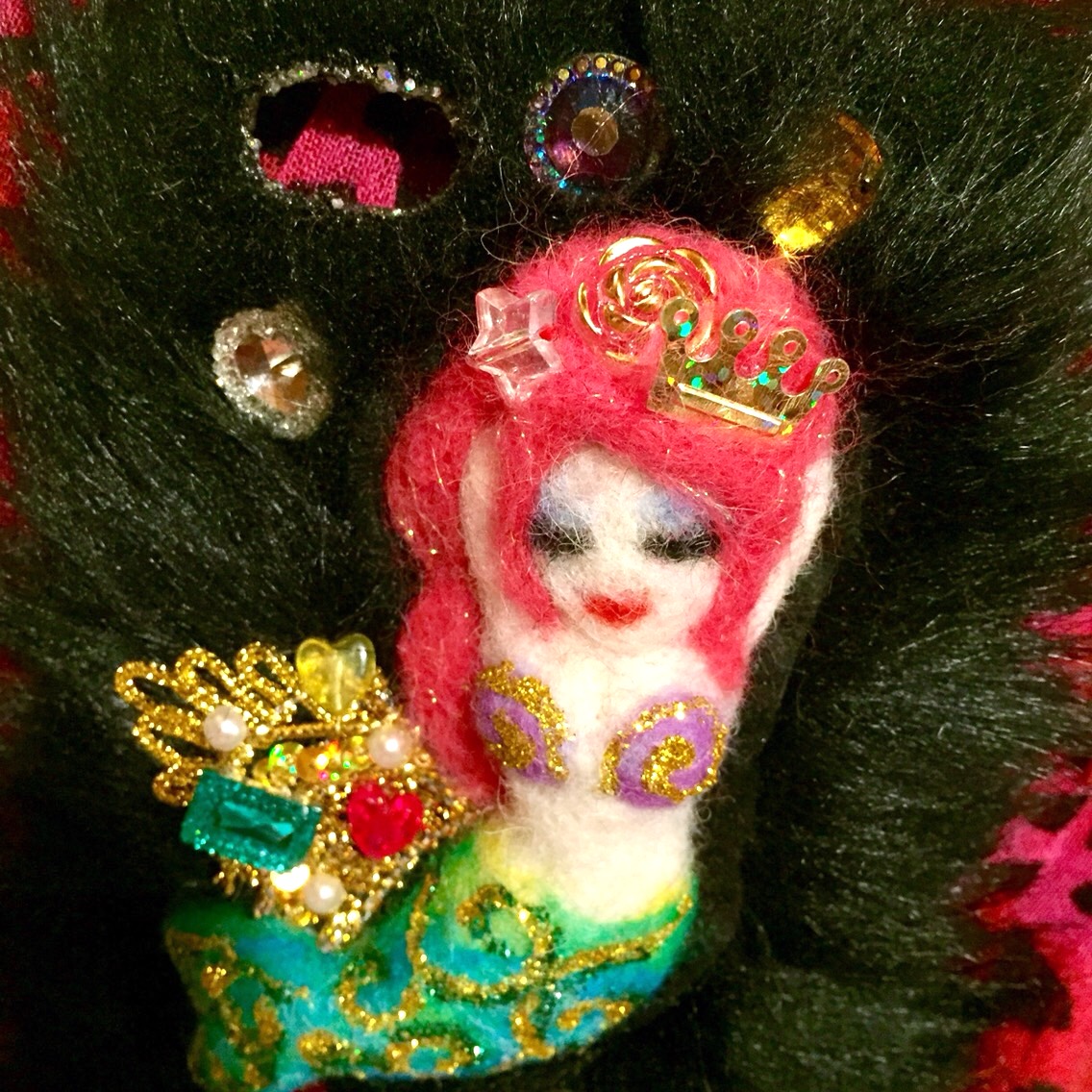 オトナ！黒ファーのキラキラエメラルド・マーメイドのスマホカバー☆受注制作