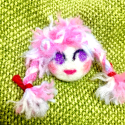 受注制作☆ ふわふわアイスピンクの三つ編みガールブローチ 1枚目の画像