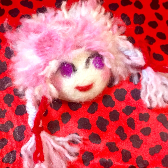 受注制作☆ ふわふわアイスピンクの三つ編みガールブローチ 2枚目の画像