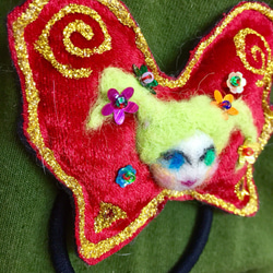 蝶々ガール ヘアゴム／赤ベロアにライムヘア 3枚目の画像