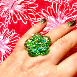 綺麗なグリーンのレリーフの指輪 1枚目の画像
