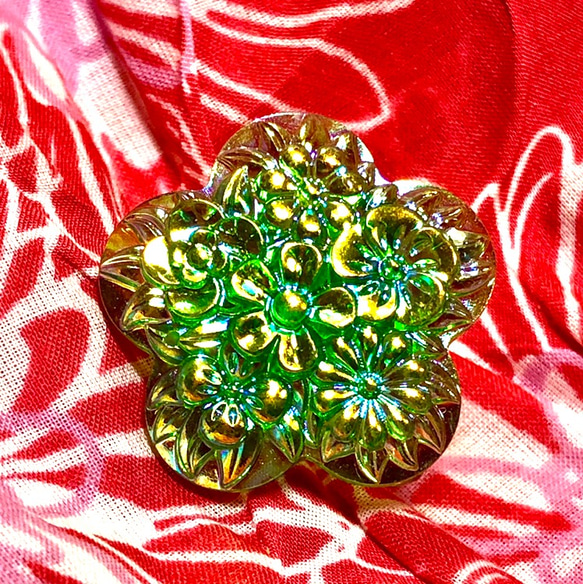綺麗なグリーンのレリーフの指輪 2枚目の画像