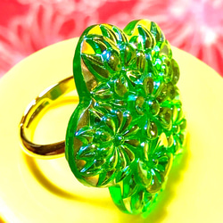 綺麗なグリーンのレリーフの指輪 3枚目の画像