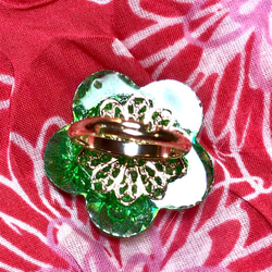 綺麗なグリーンのレリーフの指輪 4枚目の画像