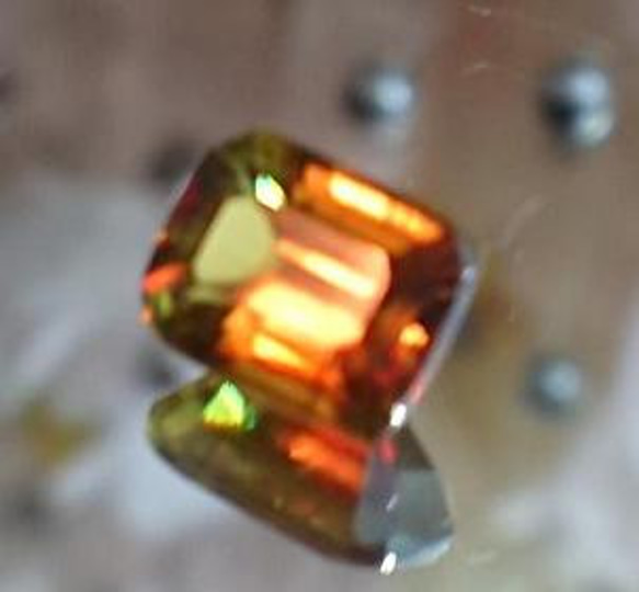 カラーチェンジ スフェーン 0.9ct ☆848 天然石 べるふぇKIRABOSHI 