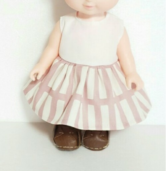 ワンピースとヘアゴムセット　北欧調四角柄ピンク　26cm サイズの人形　服　人形の服　ドールウェア　ドールドレス　 3枚目の画像