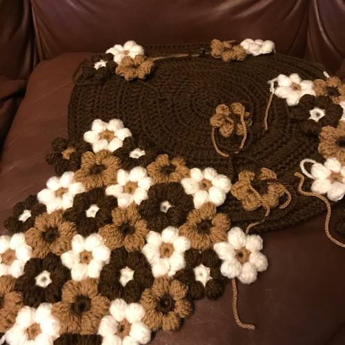 かぎ針編みのフラワーモチーフヘキサゴンシートクッションLサイズ