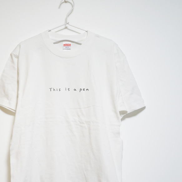 オシャレっぽいけどアホっぽいTシャツ　～This is a pen～【ホワイト】クルーネックTシャツ　メンズ・レディース 1枚目の画像