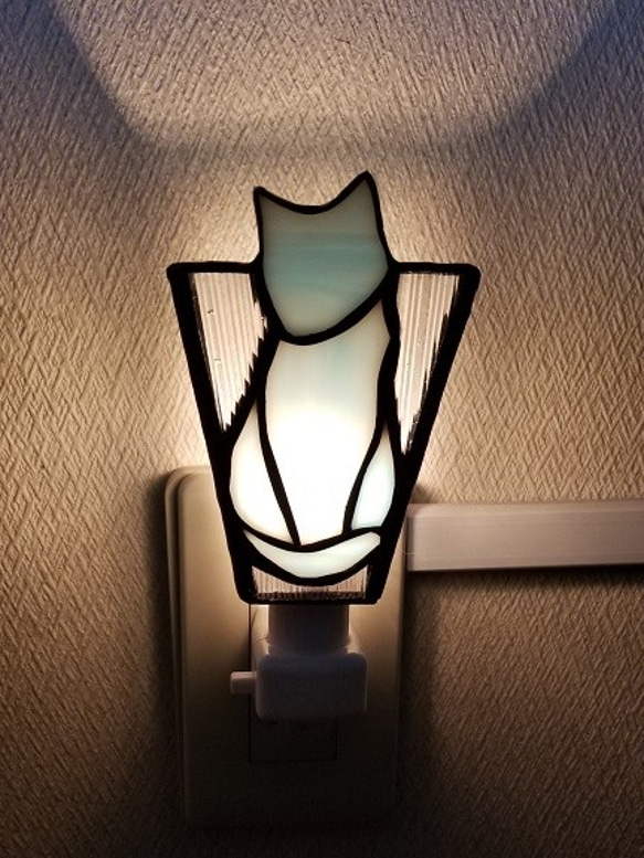 ステンドグラス☆しっぽマフラー猫のおやすみランプ☆水色 1枚目の画像