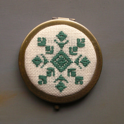 刺繍コンパクトミラー（エメラルドグリーン・雪） 1枚目の画像