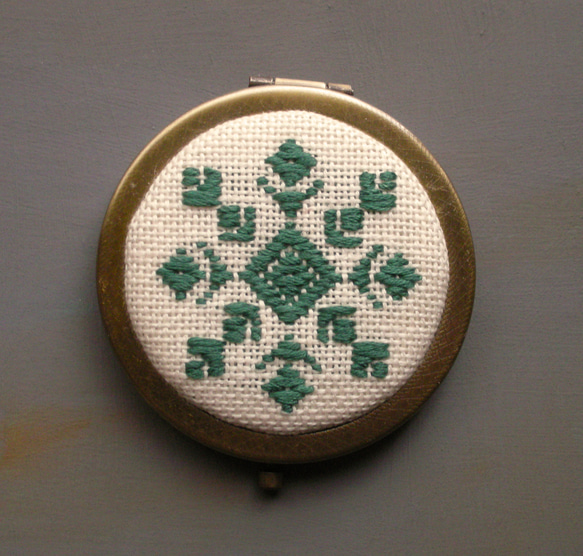刺繍コンパクトミラー（エメラルドグリーン・雪） 1枚目の画像