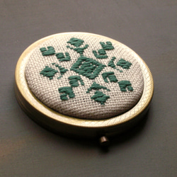 刺繍コンパクトミラー（エメラルドグリーン・雪） 2枚目の画像