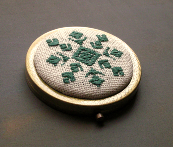 刺繍コンパクトミラー（エメラルドグリーン・雪） 2枚目の画像