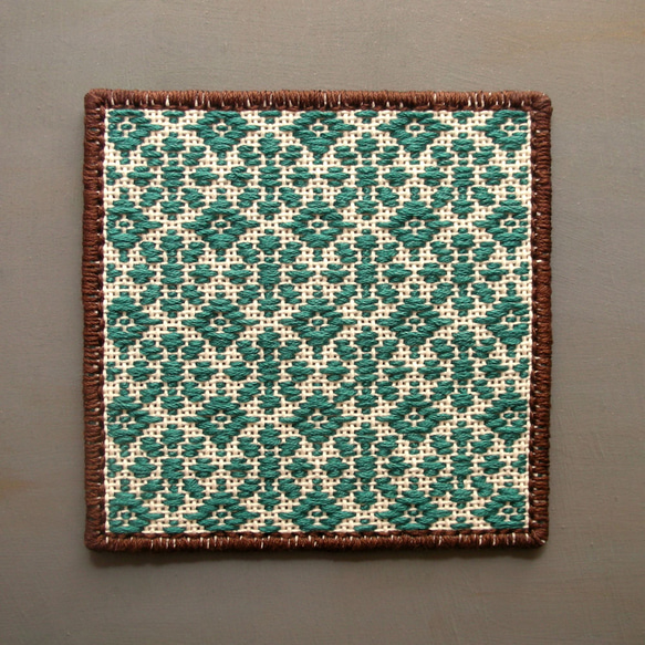 刺繍コースター・花と菱（青緑） 1枚目の画像