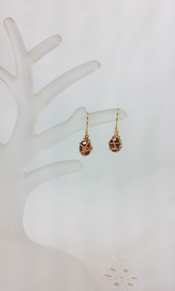 ガーネットのワイヤーラッピングピアス　《pierced earrings》 3枚目の画像