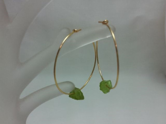 ペリドットのフープピアス　《pierced earrings》 1枚目の画像