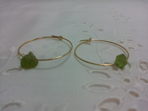 ペリドットのフープピアス　《pierced earrings》 2枚目の画像