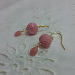 ロードナイトとピンクオパールのイヤリング　《clip on earrings》 2枚目の画像