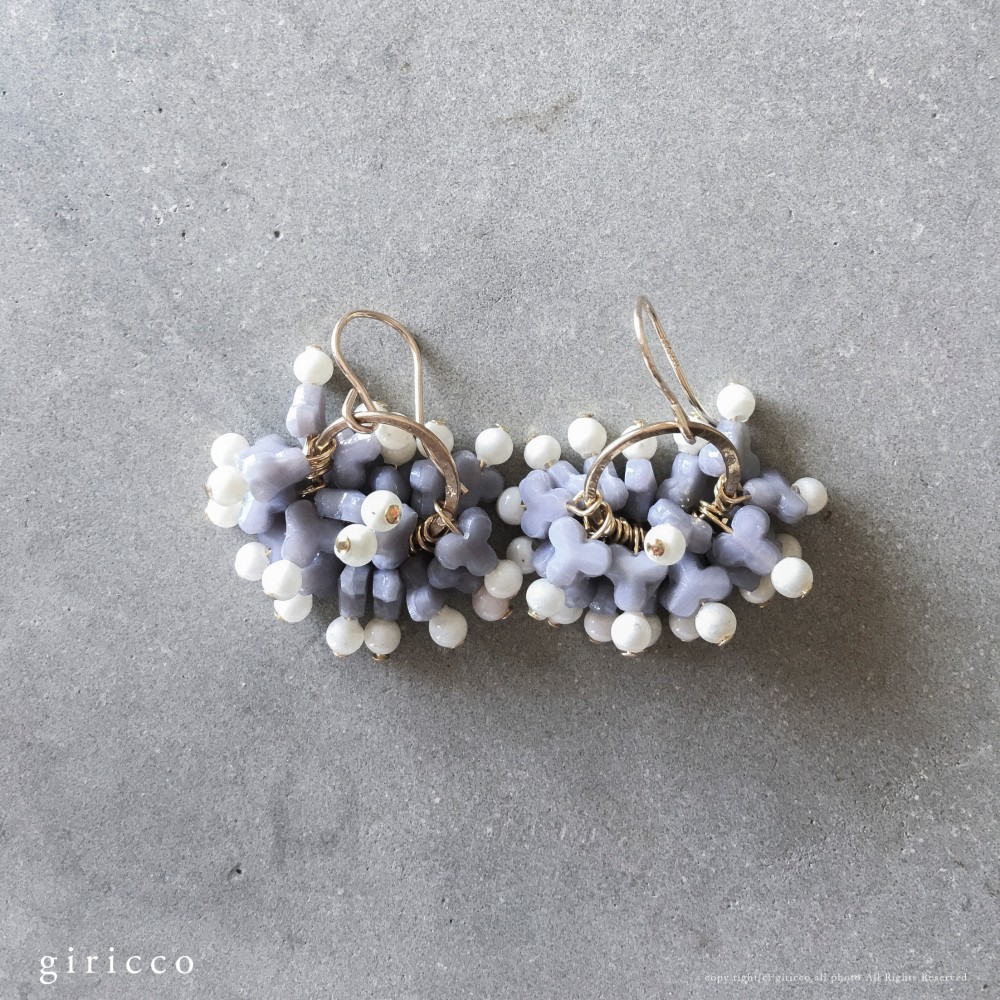 紫陽花ピアス/イヤリング：パープル | フランス製ヴィンテージガラスビーズとホワイトスフレのピアス/イヤリング（TJ10