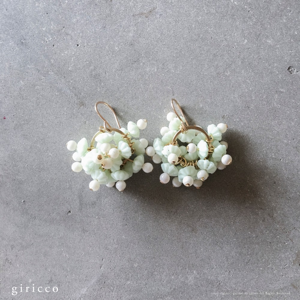 紫陽花ピアス/イヤリング：グリーン | フランス製ヴィンテージガラスビーズとホワイトスフレのピアス/イヤリング（TJ10