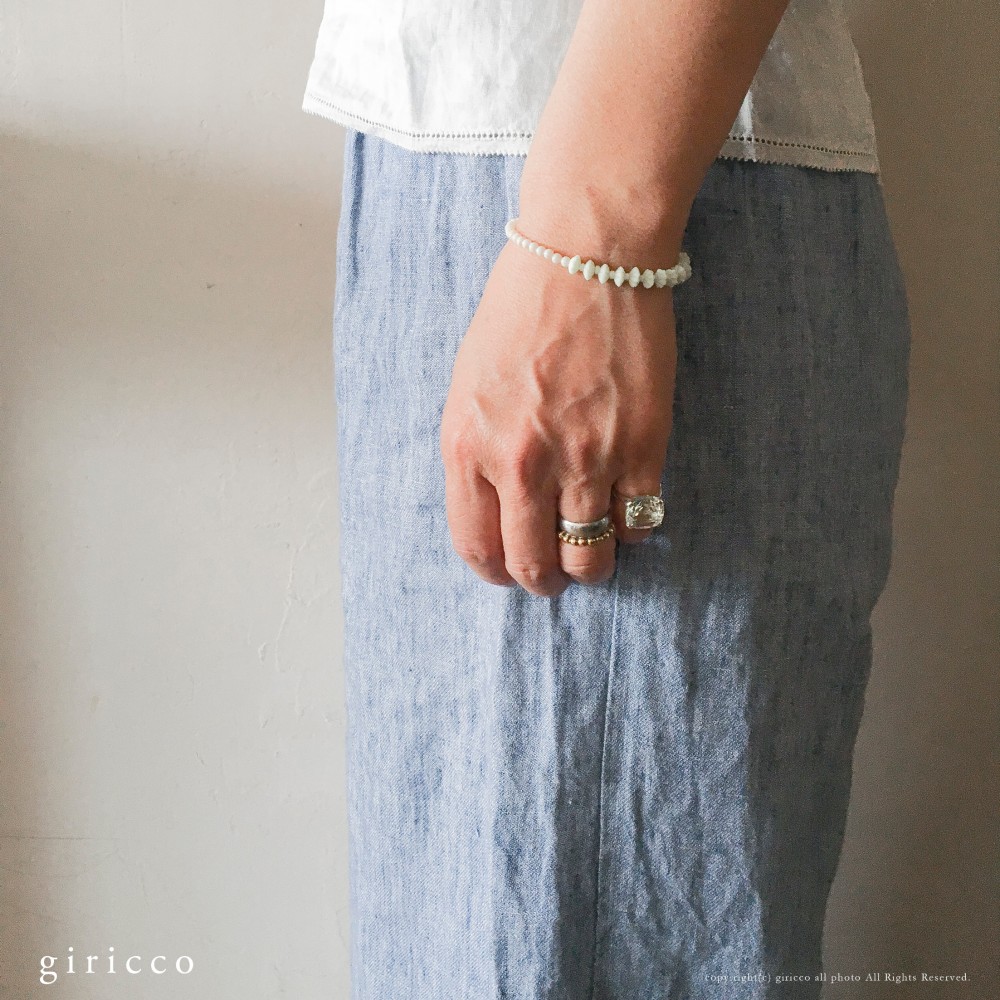 紫陽花ブレス：グリーン | フランス製ヴィンテージガラスビーズとホワイトスフレのブレスレット（TJ10981）