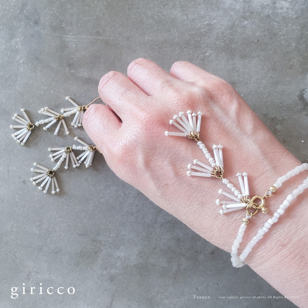 ２連ブレス-ロング３段チャーム付き。フランスヴィンテージビーズと淡水パールの２連ブレスレット（TJ10994）