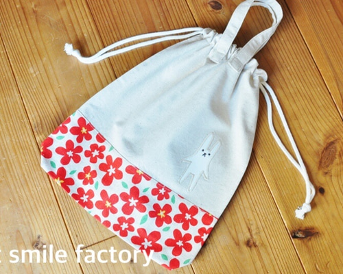 ウサギの顔の赤い巾着袋 ウサギの顔の赤い巾着袋