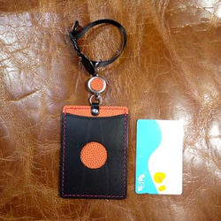 チームカラーとバスケットボールの革を使用したパスケース「岐阜カラー（黒×赤）」※受注生産品 2枚目の画像