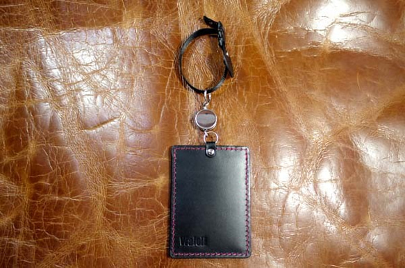 チームカラーとバスケットボールの革を使用したパスケース「岐阜カラー（黒×赤）」※受注生産品 4枚目の画像