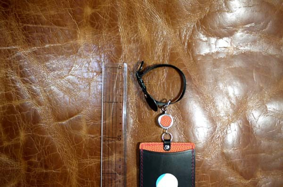 チームカラーとバスケットボールの革を使用したパスケース「岐阜カラー（黒×赤）」※受注生産品 6枚目の画像