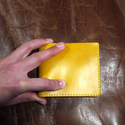 折り財布（札入れ2ヵ所・左右カード入れ）ヌメ革やサドルレザーを使用しています。 7枚目の画像