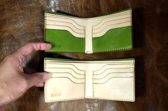 折り財布（札入れ2ヵ所・左右カード入れ）ヌメ革やサドルレザーを使用しています。 2枚目の画像